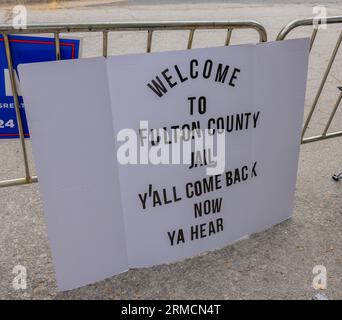 ATLANTA, Ga — 24. August 2023: In der Nähe des Gefängnisses von Fulton County ist ein Demonstrationsschild zu sehen, bevor der frühere Präsident Donald J. Trump die Buchung machte. Stockfoto