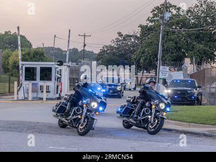 ATLANTA, Ga – 24. August 2023: Die Autokolonne des ehemaligen Präsidenten Donald J. Trump verlässt das Gefängnis von Fulton County. Stockfoto