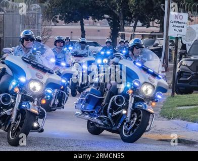 ATLANTA, Ga – 24. August 2023: Offiziere der Georgia State Patrol eskortieren die Autokolonne des ehemaligen Präsidenten Donald Trump aus dem Gefängnis von Fulton County. Stockfoto