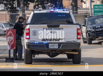 ATLANTA, Ga – 24. August 2023: Ein Strafverfolgungsbeamter wird an einem Fahrzeugkontrollpunkt im Gefängnis von Fulton County gesehen. Stockfoto