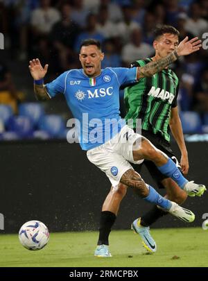 Neapel, Italien. 27. August 2023. Matteo Politano (L) von Neapel wird am 27. August 2023 von Daniel Boloca von Sassuolo während eines Fußballspiels Der Serie A zwischen Neapel und Sassuolo in Neapel (Italien) befallen. Kredit: Augusto Casasoli/Xinhua/Alamy Live News Stockfoto