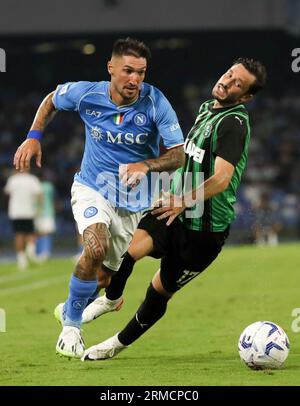 Neapel, Italien. 27. August 2023. Matteo Politano (L) aus Neapel bestreitet am 27. August 2023 mit Sassuolos Matias Vina bei einem Fußballspiel der Serie A in Neapel. Kredit: Augusto Casasoli/Xinhua/Alamy Live News Stockfoto