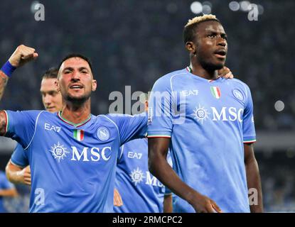 Neapel, Italien. 27. August 2023. Victor Osimhen (R) feiert sein Tor während eines Fußballspiels Der Serie A zwischen Neapel und Sassuolo in Neapel, Italien, am 27. August 2023. Kredit: Augusto Casasoli/Xinhua/Alamy Live News Stockfoto