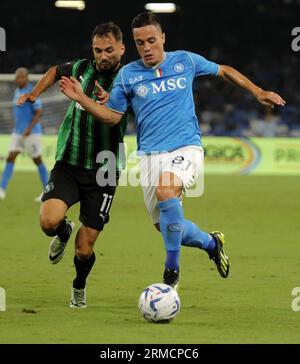 Neapel, Italien. 27. August 2023. Giacomo Raspadori (R) aus Neapel bestreitet am 27. August 2023 mit Nedim Bajrami aus Sassuolo bei einem Fußballspiel der Serie A in Neapel. Kredit: Augusto Casasoli/Xinhua/Alamy Live News Stockfoto