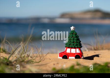 Weihnachtsspielzeug am Strand Stockfoto