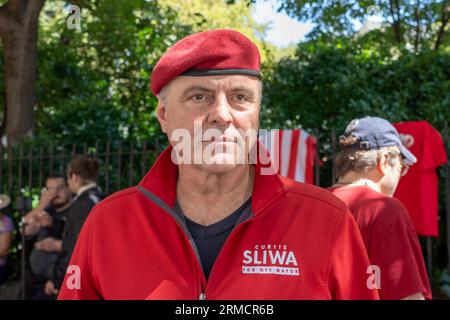 NEW YORK, NEW YORK - AUGUST 27: Curtis Sliwa nimmt an einer Protestkundgebung gegen Migrantinnen und Migranten am 27. August 2023 in New York Teil. Curtis Sliwa, Gründer der Guardian Angels, schloss sich lokalen Beamten und Hunderten von Demonstranten an, als er einen weiteren Protest gegen Migranten hielt, nachdem er mehrere in Brooklyn und Queen gegen die Flüchtlingshilfe in den Bezirken inszenierte. Das NYPD nahm mehrere Verhaftungen vor, darunter Sliwa, der wegen zivilen Ungehorsams verhaftet wurde. Nach den neuesten Daten aus der Stadt gibt es mehr als 59.000 Migranten in Stadtschutzheimen, Hunderte davon kommen an Stockfoto