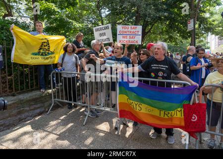 NEW YORK, NEW YORK - AUGUST 27: Die Menschen nehmen an einer Protestkundgebung gegen Migranten Teil und protestieren am 27. August 2023 in New York City vor der Gracie Mansion. Curtis Sliwa, Gründer der Guardian Angels, schloss sich lokalen Beamten und Hunderten von Demonstranten an, als er einen weiteren Protest gegen Migranten hielt, nachdem er mehrere in Brooklyn und Queen gegen die Flüchtlingshilfe in den Bezirken inszenierte. Das NYPD nahm mehrere Verhaftungen vor, darunter Sliwa, der wegen zivilen Ungehorsams verhaftet wurde. Nach den neuesten Daten aus der Stadt gibt es mehr als 59.000 Migranten in Stadtschutzheimen, und Hunderte kommen pro Woche an Stockfoto