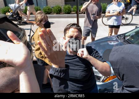 NEW YORK, NEW YORK - AUGUST 27: Ein blutrünstiger Konterprotestierender, der bei einer Protestkundgebung gegen Migranten vor Gracie Mansion am 27. August 2023 in New York City gesehen wurde. Curtis Sliwa, Gründer der Guardian Angels, schloss sich lokalen Beamten und Hunderten von Demonstranten an, als er einen weiteren Protest gegen Migranten hielt, nachdem er mehrere in Brooklyn und Queen gegen die Flüchtlingshilfe in den Bezirken inszenierte. Das NYPD nahm mehrere Verhaftungen vor, darunter Sliwa, der wegen zivilen Ungehorsams verhaftet wurde. Nach den neuesten Daten aus der Stadt gibt es mehr als 59.000 Migranten in Stadtschutzheimen, mit Hunderten von mehr A Stockfoto