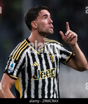 Turin, Italien. 27. August 2023. Juventus' Dusan Vlahovic reagiert auf ein Fußballspiel der Serie A zwischen Juventus und Bologna in Turin, Italien, am 27. August 2023. Quelle: Federico Tardito/Xinhua/Alamy Live News Stockfoto