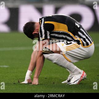 Turin, Italien. 27. August 2023. Juventus' Dusan Vlahovic reagiert auf ein Fußballspiel der Serie A zwischen Juventus und Bologna in Turin, Italien, am 27. August 2023. Quelle: Federico Tardito/Xinhua/Alamy Live News Stockfoto