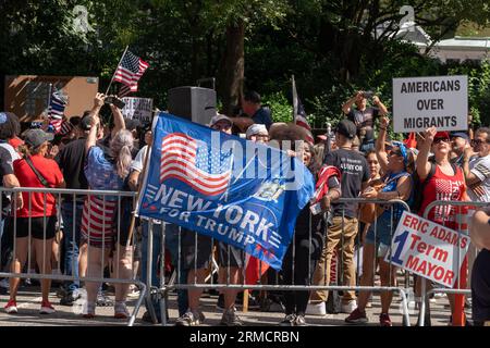 NEW YORK, NEW YORK - AUGUST 27: Die Menschen nehmen an einer Protestkundgebung gegen Migranten Teil und protestieren am 27. August 2023 in New York City vor der Gracie Mansion. Curtis Sliwa, Gründer der Guardian Angels, schloss sich lokalen Beamten und Hunderten von Demonstranten an, als er einen weiteren Protest gegen Migranten hielt, nachdem er mehrere in Brooklyn und Queen gegen die Flüchtlingshilfe in den Bezirken inszenierte. Das NYPD nahm mehrere Verhaftungen vor, darunter Sliwa, der wegen zivilen Ungehorsams verhaftet wurde. Nach den neuesten Daten aus der Stadt gibt es mehr als 59.000 Migranten in Stadtschutzheimen, und Hunderte kommen pro Woche an Stockfoto