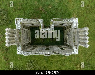 Luftaufnahme der Burg Glinsk mittelalterliches befestigtes Turmhaus in Irland mit symmetrischer Struktur fünf lange hohe Schornsteine auf jeder Seite, County Calway Stockfoto