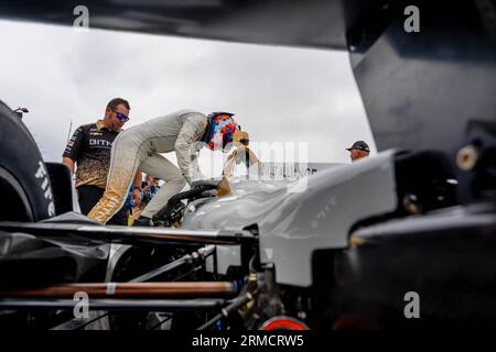 Madison, IL, USA. 27. August 2023. Der INDYCAR-Treiber RINUS VEEKAY (21) aus Hoofddorp, Niederlande, bereitet sich auf die Qualität für die Bommarito Automotive Group 500 auf dem World Wide Technology Raceway in Madison, IL, USA vor. (Bild: © Walter G Arce SR Grindstone Medi/ASP) NUR REDAKTIONELLE VERWENDUNG! Nicht für kommerzielle ZWECKE! Stockfoto