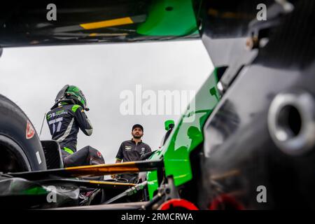 Madison, IL, USA. 27. August 2023. Der Treiber der INDYCAR-Serie, CALLUM ILOTT (77) aus Cambridge, Cambridgeshire, England, qualifiziert sich für die Bommarito Automotive Group 500 auf dem World Wide Technology Raceway in Madison, IL, USA. (Bild: © Walter G Arce SR Grindstone Medi/ASP) NUR REDAKTIONELLE VERWENDUNG! Nicht für kommerzielle ZWECKE! Stockfoto