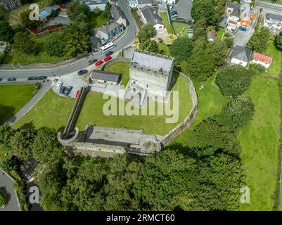 Aus der Vogelperspektive des Athenry Castle Turms mit dem dramatischen dreistöckigen Saalgebäude aus der Mitte des dreizehnten Jahrhunderts, großes, rechteckiges Gebäude mit g Stockfoto