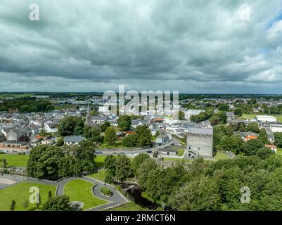 Aus der Vogelperspektive des Athenry Castle Turms mit dem dramatischen dreistöckigen Saalgebäude aus der Mitte des dreizehnten Jahrhunderts, großes, rechteckiges Gebäude mit g Stockfoto