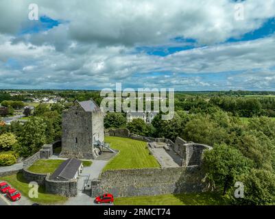 Aus der Vogelperspektive des Athenry Castle Turms mit dem dramatischen dreistöckigen Saalgebäude aus der Mitte des dreizehnten Jahrhunderts, großes, rechteckiges Gebäude mit g Stockfoto