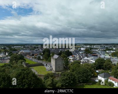 Aus der Vogelperspektive des Athenry Castle Turms mit dem dramatischen dreistöckigen Saalgebäude aus der Mitte des dreizehnten Jahrhunderts, großes, rechteckiges Gebäude mit g Stockfoto