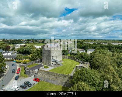 Aus der Vogelperspektive des Athenry Castle Turms mit dem dramatischen dreistöckigen Saalgebäude aus der Mitte des dreizehnten Jahrhunderts, großes, rechteckiges Gebäude mit g Stockfoto