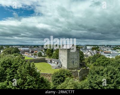 Aus der Vogelperspektive des Athenry Castle Turms mit dem dramatischen dreistöckigen Saalgebäude aus der Mitte des dreizehnten Jahrhunderts, großes, rechteckiges Gebäude mit g Stockfoto