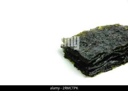 Knusprig getrocknete Algen isoliert auf weißem Hintergrund. Stockfoto