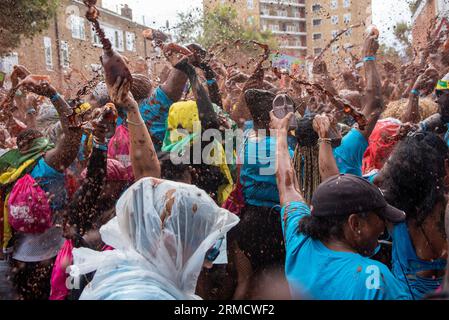 London, Großbritannien. 27. August 2023. Hunderttausende Menschen besuchen den Karneval. Der Nothing Hill Carnival ist eines der größten Straßenfeste der Welt. Der Karneval begann 1966, war aber der Ursprung des Karibischen Karnevals, der 1959 mit der Immigrantengemeinschaft aus Trinidad und Tobago organisiert wurde. In diesem Jahr feiert der Nothing Hill Carnival den 50. Jahrestag der Einführung der Soundsysteme und der Mas-Bands. Außerdem jährt sich der 75. Jahrestag der Ankunft der Passagiere der Empire Windrush in Großbritannien. Quelle: SOPA Images Limited/Alamy Live News Stockfoto