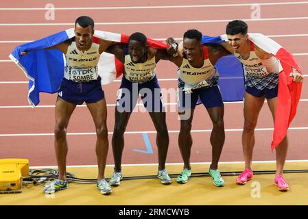 Budapest, Ungarn. 27. August 2023. (L-R) David Sombe, Ludvy Vaillant, Gilles Biron und Teo Andant aus Frankreich posieren für Bilder nach dem 4x400 m langen Staffelfinale der Leichtathletik-Weltmeisterschaften Budapest 2023 in Budapest, Ungarn, 27. August 2023. Quelle: Zheng Huansong/Xinhua/Alamy Live News Stockfoto