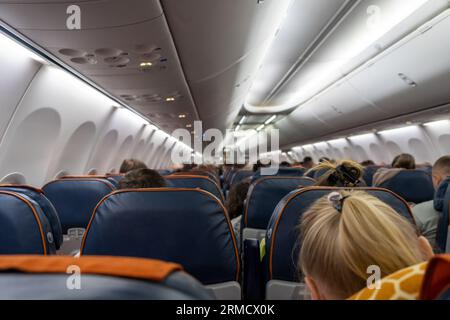 26.06.2023, Nowosibirsk, Russland. Schöne Flugbegleiter erklären den Passagieren, wie man den Gurtanker im Notfall und Sauerstoffmasken verwendet. S Stockfoto