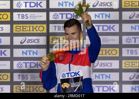 Budapest. 27. August 2023. Der norwegische Goldmedaillengewinner Jakob Ingebrigtsen nimmt am 27. August 2023 an der Verleihung der 5000-Meter-Männer-Weltmeisterschaft Budapest 2023 in Budapest, Ungarn, Teil. Quelle: Attila Volgyi/Xinhua/Alamy Live News Stockfoto