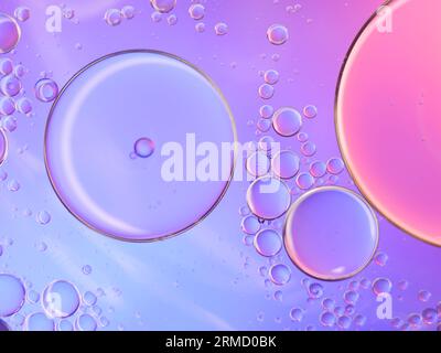 Bunte Kunst der Öltropfen auf dem Wasser schweben. Stockfoto