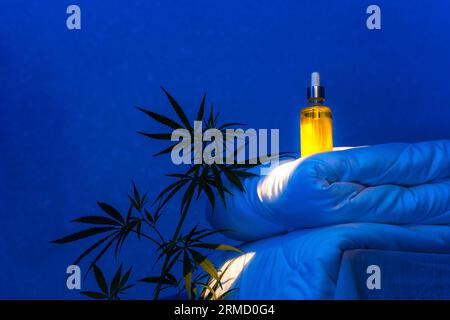 Nachtschlafzimmer mit Mondschein, CBD-Öltinktur auf einem Decken-Podium, Hanfzweig Stockfoto