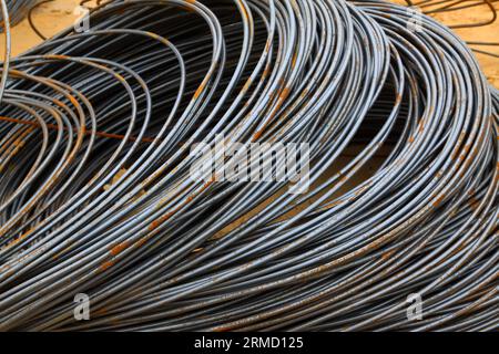 Bündel verstärkter Bauteile auf einer Baustelle Stockfoto