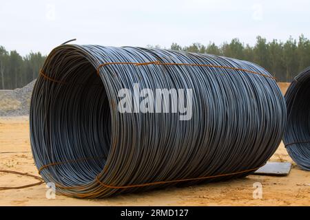 Bündel verstärkter Bauteile auf einer Baustelle Stockfoto