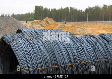 Bündel verstärkter Bauteile auf einer Baustelle Stockfoto