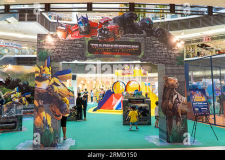 Kuala Lumpur, Malysia - 2. Juni 2023: Filmstandee aus dem Film Rist of the Beast Transformers Stockfoto