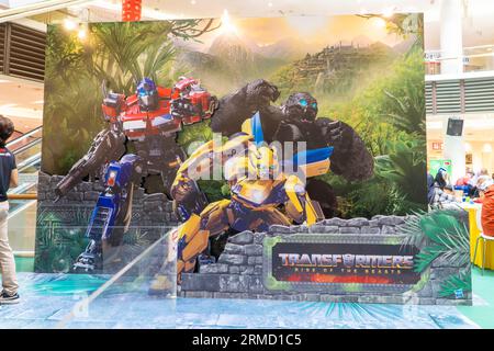 Kuala Lumpur, Malysia - 2. Juni 2023: Filmstandee aus dem Film Rist of the Beast Transformers Stockfoto