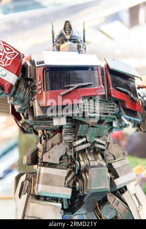Kuala Lumpur, Malysia - 2. Juni 2023: Replik der Statue von Optimus Prime aus dem Rise of the Beast Movie. Dieser Film ist ein Prequel von früheren Transformers Stockfoto
