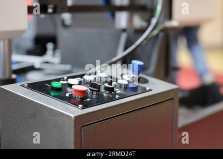 Bedienkonsole der horizontalen Bandsägemaschine zum Schneiden von Metall. Selektiver Fokus. Stockfoto