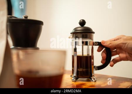 Ein Mann, der Kaffee aus der französischen Presse zubereitet Stockfoto