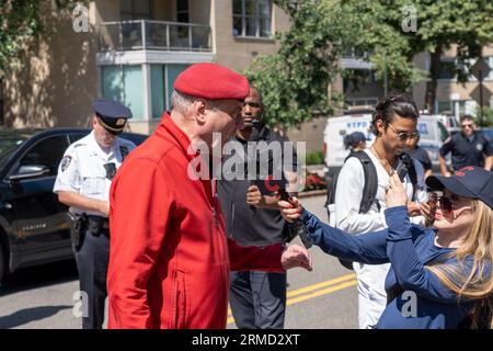 Curtis Sliwa nimmt an einer Protestkundgebung gegen Migranten Teil und protestiert vor dem Gracie Mansion in New York City. Curtis Sliwa, Gründer der Guardian Angels, schloss sich lokalen Beamten und Hunderten von Demonstranten an, als er einen weiteren Protest gegen Migranten hielt, nachdem er mehrere in Brooklyn und Queen gegen die Flüchtlingshilfe in den Bezirken inszenierte. Das NYPD nahm mehrere Verhaftungen vor, darunter Sliwa, der wegen zivilen Ungehorsams verhaftet wurde. Nach den neuesten Daten aus der Stadt gibt es mehr als 59.000 Migranten in Stadtschutzheimen, wobei jede Woche Hunderte von Migranten ankommen. Stockfoto