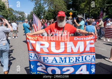 Die Menschen nehmen an einer Protestkundgebung gegen Migranten Teil und protestieren vor dem Gracie Mansion in New York City. Curtis Sliwa, Gründer der Guardian Angels, schloss sich lokalen Beamten und Hunderten von Demonstranten an, als er einen weiteren Protest gegen Migranten hielt, nachdem er mehrere in Brooklyn und Queen gegen die Flüchtlingshilfe in den Bezirken inszenierte. Das NYPD nahm mehrere Verhaftungen vor, darunter Sliwa, der wegen zivilen Ungehorsams verhaftet wurde. Nach den neuesten Daten aus der Stadt gibt es mehr als 59.000 Migranten in Stadtschutzheimen, wobei jede Woche Hunderte von Migranten ankommen. Stockfoto