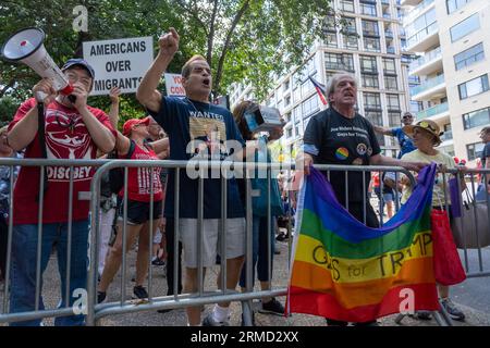 Die Menschen nehmen an einer Protestkundgebung gegen Migranten Teil und protestieren vor dem Gracie Mansion in New York City. Curtis Sliwa, Gründer der Guardian Angels, schloss sich lokalen Beamten und Hunderten von Demonstranten an, als er einen weiteren Protest gegen Migranten hielt, nachdem er mehrere in Brooklyn und Queen gegen die Flüchtlingshilfe in den Bezirken inszenierte. Das NYPD nahm mehrere Verhaftungen vor, darunter Sliwa, der wegen zivilen Ungehorsams verhaftet wurde. Nach den neuesten Daten aus der Stadt gibt es mehr als 59.000 Migranten in Stadtschutzheimen, wobei jede Woche Hunderte von Migranten ankommen. Stockfoto