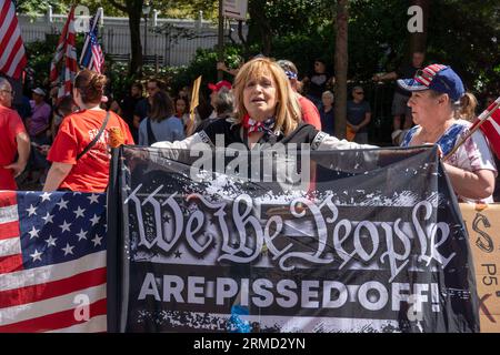 Die Menschen nehmen an einer Protestkundgebung gegen Migranten Teil und protestieren vor dem Gracie Mansion in New York City. Curtis Sliwa, Gründer der Guardian Angels, schloss sich lokalen Beamten und Hunderten von Demonstranten an, als er einen weiteren Protest gegen Migranten hielt, nachdem er mehrere in Brooklyn und Queen gegen die Flüchtlingshilfe in den Bezirken inszenierte. Das NYPD nahm mehrere Verhaftungen vor, darunter Sliwa, der wegen zivilen Ungehorsams verhaftet wurde. Nach den neuesten Daten aus der Stadt gibt es mehr als 59.000 Migranten in Stadtschutzheimen, wobei jede Woche Hunderte von Migranten ankommen. Stockfoto