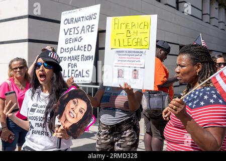 Demonstranten halten Plakate während einer Anti-Migrant-Kundgebung vor dem Gracie Mansion in New York City. Curtis Sliwa, Gründer der Guardian Angels, schloss sich lokalen Beamten und Hunderten von Demonstranten an, als er einen weiteren Protest gegen Migranten hielt, nachdem er mehrere in Brooklyn und Queen gegen die Flüchtlingshilfe in den Bezirken inszenierte. Das NYPD nahm mehrere Verhaftungen vor, darunter Sliwa, der wegen zivilen Ungehorsams verhaftet wurde. Nach den neuesten Daten aus der Stadt gibt es mehr als 59.000 Migranten in Stadtschutzheimen, wobei jede Woche Hunderte von Migranten ankommen. Stockfoto