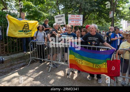 Die Menschen nehmen an einer Protestkundgebung gegen Migranten Teil und protestieren vor dem Gracie Mansion in New York City. Curtis Sliwa, Gründer der Guardian Angels, schloss sich lokalen Beamten und Hunderten von Demonstranten an, als er einen weiteren Protest gegen Migranten hielt, nachdem er mehrere in Brooklyn und Queen gegen die Flüchtlingshilfe in den Bezirken inszenierte. Das NYPD nahm mehrere Verhaftungen vor, darunter Sliwa, der wegen zivilen Ungehorsams verhaftet wurde. Nach den neuesten Daten aus der Stadt gibt es mehr als 59.000 Migranten in Stadtschutzheimen, wobei jede Woche Hunderte von Migranten ankommen. (Foto von Ron Adar/SOPA Images/SIPA USA) Stockfoto