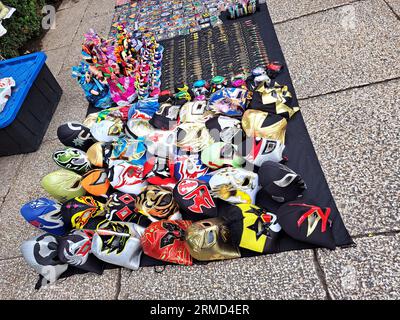 Mexiko-Stadt, Mexiko - 23. August 2023: Straßenstand, an dem Masken berühmter Ringer aus dem mexikanischen Ringen als Souvenirs verkauft werden Stockfoto