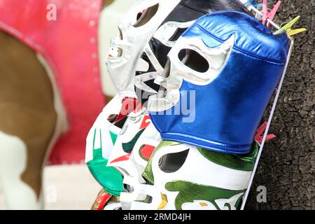 Mexiko-Stadt, Mexiko - 23. August 2023: Straßenstand, an dem Masken berühmter Ringer aus dem mexikanischen Ringen als Souvenirs verkauft werden Stockfoto