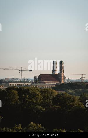 Blick auf die Frauenkirche mit Bau in München, Bayern, Deutschland Stockfoto