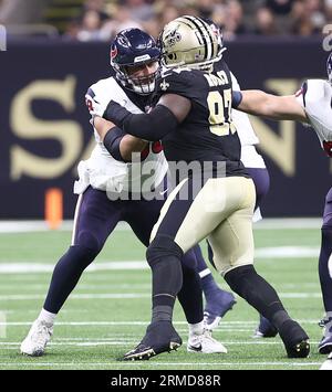 New Orleans, USA. 27. August 2023. Der Houston Texans Guard Kenyon Green (59) blockiert das New Orleans Saints Defensive End Malcolm Roach (97) während eines Vorbereitungsspiels der National Football League im Caesars Superdome in New Orleans, Louisiana am Sonntag, den 27. August 2023. (Foto: Peter G. Forest/SIPA USA) Credit: SIPA USA/Alamy Live News Stockfoto