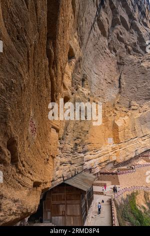 Altes Holzhaus - Mt. Wuyi Shan, China, gelbe Felsen, Kopierraum für Text, vertikales Bild Stockfoto